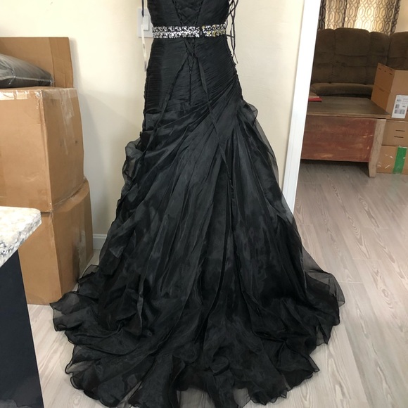 Black ruffled layers with train - Picture 5 of 14